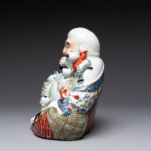 A Chinese famille rose black-ground covered vase and a famille rose Milefo Buddha, Mao Ji Sheng 茂記生造 mark, 19/20th C. — foto 3