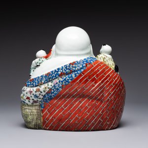 A Chinese famille rose black-ground covered vase and a famille rose Milefo Buddha, Mao Ji Sheng 茂記生造 mark, 19/20th C. — foto 4