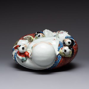 A Chinese famille rose black-ground covered vase and a famille rose Milefo Buddha, Mao Ji Sheng 茂記生造 mark, 19/20th C. — foto 6