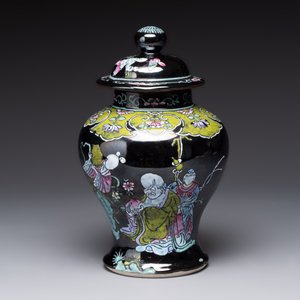 A Chinese famille rose black-ground covered vase and a famille rose Milefo Buddha, Mao Ji Sheng 茂記生造 mark, 19/20th C. — foto 8