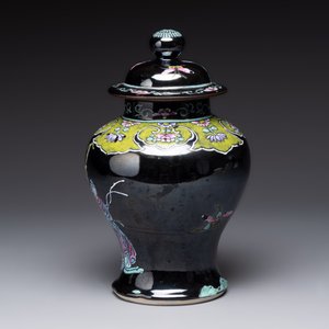A Chinese famille rose black-ground covered vase and a famille rose Milefo Buddha, Mao Ji Sheng 茂記生造 mark, 19/20th C. — foto 9