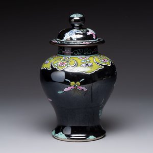 A Chinese famille rose black-ground covered vase and a famille rose Milefo Buddha, Mao Ji Sheng 茂記生造 mark, 19/20th C. — foto 10