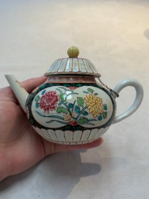 A Chinese famille rose black-ground teapot and stand with floral design, Yongzheng/Qianlong — photo 3
