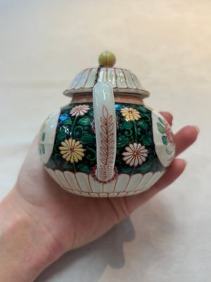 A Chinese famille rose black-ground teapot and stand with floral design, Yongzheng/Qianlong — photo 4