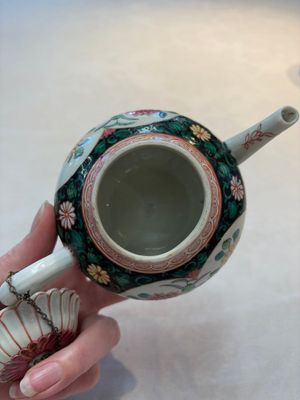 A Chinese famille rose black-ground teapot and stand with floral design, Yongzheng/Qianlong — photo 7