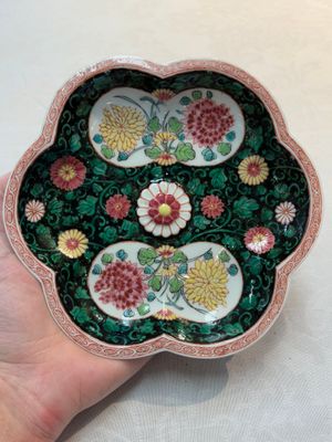 A Chinese famille rose black-ground teapot and stand with floral design, Yongzheng/Qianlong — photo 9