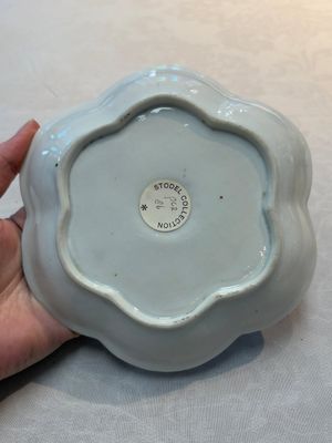 A Chinese famille rose black-ground teapot and stand with floral design, Yongzheng/Qianlong — photo 10