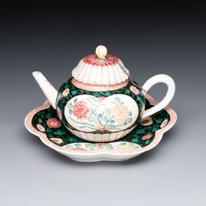 A Chinese famille rose black-ground teapot and stand with floral design, Yongzheng/Qianlong — photo 1