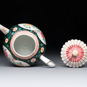 A Chinese famille rose black-ground teapot and stand with floral design, Yongzheng/Qianlong — photo 6