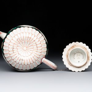 A Chinese famille rose black-ground teapot and stand with floral design, Yongzheng/Qianlong — photo 7