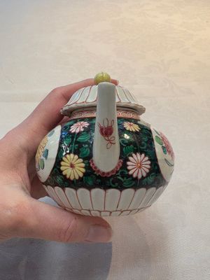 A Chinese famille rose black-ground teapot and stand with floral design, Yongzheng/Qianlong — foto 2