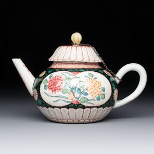 A Chinese famille rose black-ground teapot and stand with floral design, Yongzheng/Qianlong — foto 2