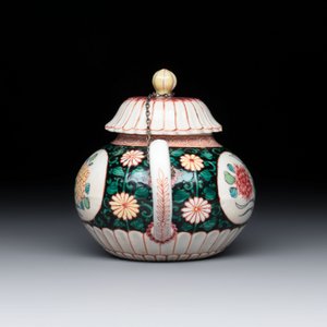 A Chinese famille rose black-ground teapot and stand with floral design, Yongzheng/Qianlong — foto 3