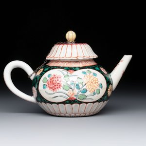 A Chinese famille rose black-ground teapot and stand with floral design, Yongzheng/Qianlong — foto 4