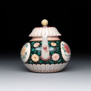 A Chinese famille rose black-ground teapot and stand with floral design, Yongzheng/Qianlong — foto 5