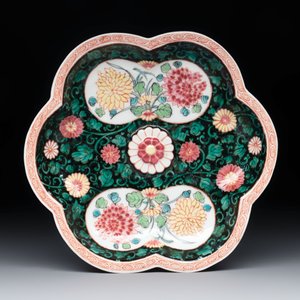 A Chinese famille rose black-ground teapot and stand with floral design, Yongzheng/Qianlong — foto 8