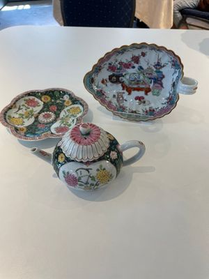 A Chinese famille rose black-ground teapot with cover and stand and a sauce boat, Qianlong — foto 1