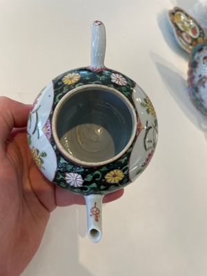 A Chinese famille rose black-ground teapot with cover and stand and a sauce boat, Qianlong — foto 16