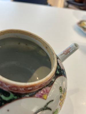 A Chinese famille rose black-ground teapot with cover and stand and a sauce boat, Qianlong — foto 17