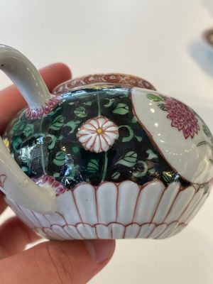 A Chinese famille rose black-ground teapot with cover and stand and a sauce boat, Qianlong — foto 20