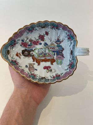 A Chinese famille rose black-ground teapot with cover and stand and a sauce boat, Qianlong — foto 22