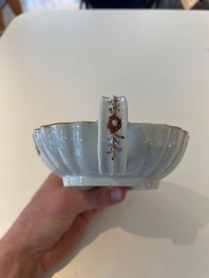 A Chinese famille rose black-ground teapot with cover and stand and a sauce boat, Qianlong — foto 24