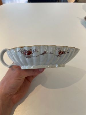 A Chinese famille rose black-ground teapot with cover and stand and a sauce boat, Qianlong — foto 25