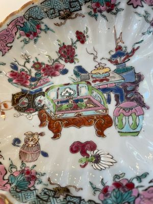 A Chinese famille rose black-ground teapot with cover and stand and a sauce boat, Qianlong — foto 28