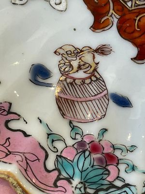 A Chinese famille rose black-ground teapot with cover and stand and a sauce boat, Qianlong — foto 31