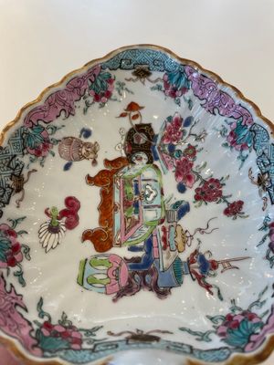 A Chinese famille rose black-ground teapot with cover and stand and a sauce boat, Qianlong — foto 32