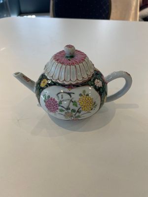 A Chinese famille rose black-ground teapot with cover and stand and a sauce boat, Qianlong — foto 7
