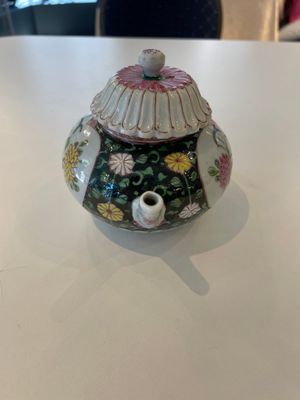 A Chinese famille rose black-ground teapot with cover and stand and a sauce boat, Qianlong — foto 8