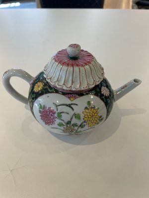 A Chinese famille rose black-ground teapot with cover and stand and a sauce boat, Qianlong — foto 9