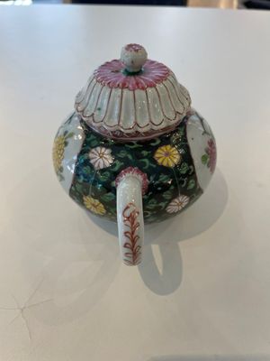 A Chinese famille rose black-ground teapot with cover and stand and a sauce boat, Qianlong — foto 10