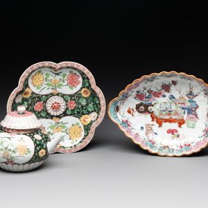 A Chinese famille rose black-ground teapot with cover and stand and a sauce boat, Qianlong — foto 1