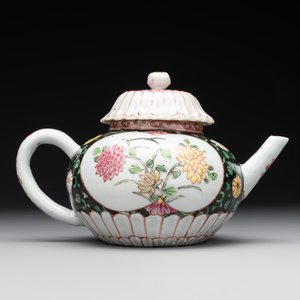 A Chinese famille rose black-ground teapot with cover and stand and a sauce boat, Qianlong — foto 4