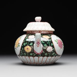 A Chinese famille rose black-ground teapot with cover and stand and a sauce boat, Qianlong — foto 5