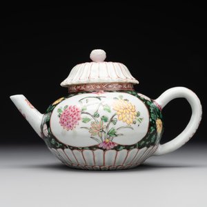 A Chinese famille rose black-ground teapot with cover and stand and a sauce boat, Qianlong — foto 6