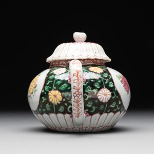 A Chinese famille rose black-ground teapot with cover and stand and a sauce boat, Qianlong — foto 7