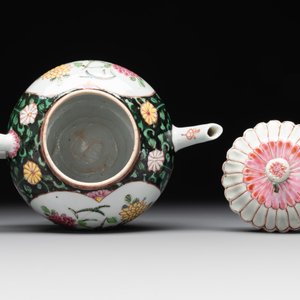 A Chinese famille rose black-ground teapot with cover and stand and a sauce boat, Qianlong — foto 8