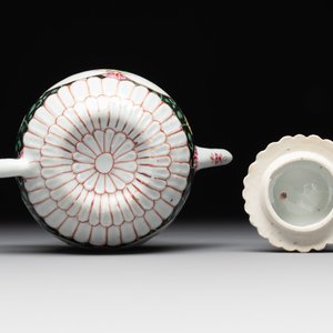 A Chinese famille rose black-ground teapot with cover and stand and a sauce boat, Qianlong — foto 9