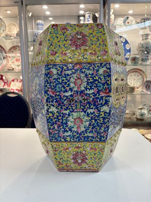 A Chinese famille rose blue and yellow-ground hexagonal garden seat, 19th C. — photo 1