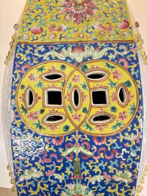 A Chinese famille rose blue and yellow-ground hexagonal garden seat, 19th C. — photo 11