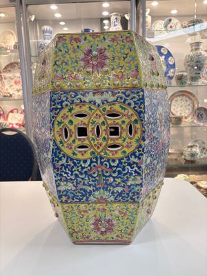 A Chinese famille rose blue and yellow-ground hexagonal garden seat, 19th C. — photo 2
