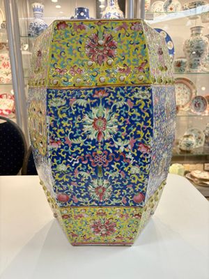 A Chinese famille rose blue and yellow-ground hexagonal garden seat, 19th C. — photo 3