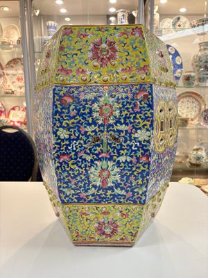 A Chinese famille rose blue and yellow-ground hexagonal garden seat, 19th C. — photo 4