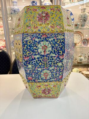 A Chinese famille rose blue and yellow-ground hexagonal garden seat, 19th C. — photo 6