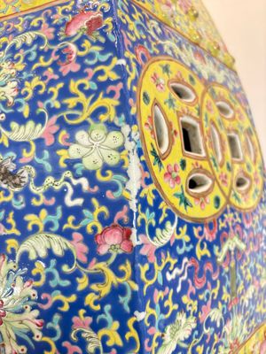 A Chinese famille rose blue and yellow-ground hexagonal garden seat, 19th C. — photo 9
