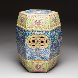 A Chinese famille rose blue and yellow-ground hexagonal garden seat, 19th C. — photo 1