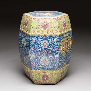 A Chinese famille rose blue and yellow-ground hexagonal garden seat, 19th C. — photo 2